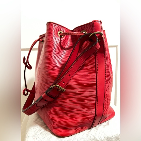 Louis Vuitton Vintage Red Epi Leather Petit Noé Bucket Bag - Picture 9 of 10